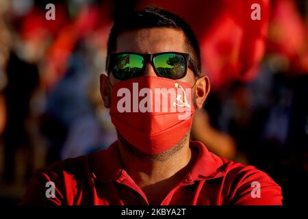 Un membre du Parti porte un masque protecteur avec le symbole communiste du marteau et de la faucille pendant la Festa do Avante du Parti communiste portugais! (Festival Avante) à Seixal, en périphérie de Lisbonne, sur 6 septembre 2020. Le rassemblement annuel de trois jours, qui attire normalement des milliers de visiteurs et de suiveurs de partis, a été touché cette année en raison des restrictions du coronavirus COVID-19 concernant la vente de billets et la fréquentation, après que des préoccupations aient été soulevées au sujet de la propagation du virus. (Photo par Pedro Fiúza/NurPhoto) Banque D'Images