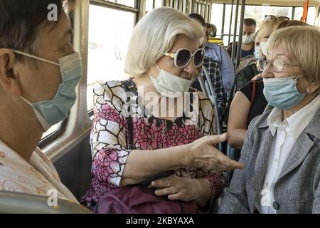 Les passagers portent des masques protecteurs à l'intérieur d'un tramway au milieu de l'épidémie de coronavirus COVID-19 à Kiev, Ukraine sur 6 septembre 2020 (photo de Maxym Marusenko/NurPhoto) Banque D'Images