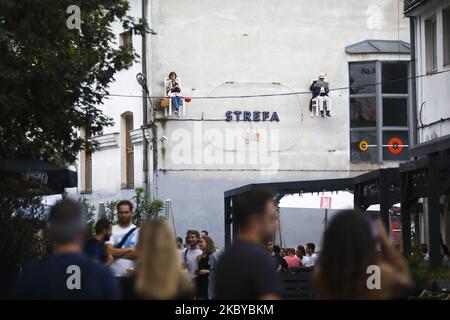 Les artistes jouent à la « X-Times People chair » Act au cours de l'année 33. Festival de théâtre DE rue ULICA à Cracovie, en Pologne, sur 5 septembre 2020. Lors de la représentation créée par Angie Hiesl et Roland Kaiser, des artistes seniors s'assoient sur des chaises montées sur des bâtiments à quelques mètres au-dessus du sol et mènent des activités normales et quotidiennes. (Photo de Beata Zawrzel/NurPhoto) Banque D'Images