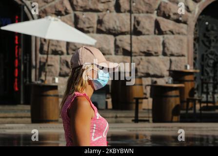 Femme avec son masque facial sur des promenades devant une étape d'été vide d'un café dans une rue Khreshchatyk à Kiev Ukraine, 7 septembre 2020. (Photo par Sergii Kharchenko/NurPhoto) Banque D'Images