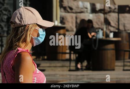 Femme avec son masque facial sur des promenades devant une étape d'été d'un café dans une rue Khreshchatyk à Kiev Ukraine, 7 septembre 2020. (Photo par Sergii Kharchenko/NurPhoto) Banque D'Images