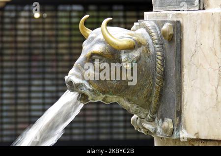 Gros plan d'une tête de taureau sur la fontaine El Torico à Teruel, en Espagne Banque D'Images