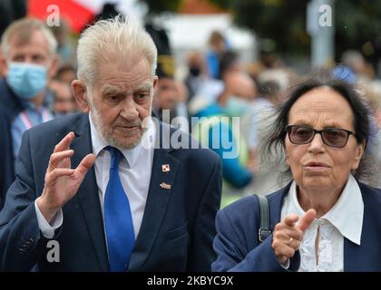 Andrzej Gwiazda et sa femme Joanna Duda-Gwiazda ont vu à l'occasion du 40th anniversaire de l'Accord de Gdansk, à côté du monument des travailleurs de chantier naval tombés de 1970 à Gdansk. Andrzej Gwiazda, un chef de file éminent de l'opposition, a participé aux événements polonais du 1968 mars et du 1970 décembre. Il a été l'un des fondateurs des syndicats libres et membre du Comité de présidence de la grève au chantier naval Lénine à Gdansk en août 1980. Lundi, 31 août 2020, à Gdansk, en Pologne. (Photo par Artur Widak/NurPhoto) Banque D'Images