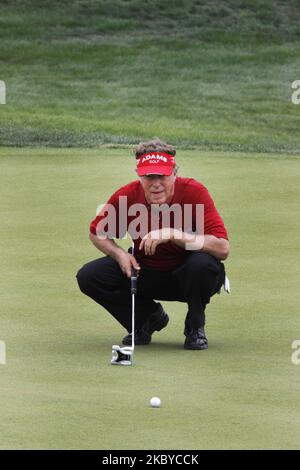 Michael Allen des États-Unis, vérifiez sa ligne de mise lors du deuxième tour du championnat PGA Tour Songdo IBD au club de golf Jack Nicklaus à Incheon, à l'ouest de Séoul, le 17 septembre 2011, Corée du Sud. (Photo de Seung-il Ryu/NurPhoto) Banque D'Images