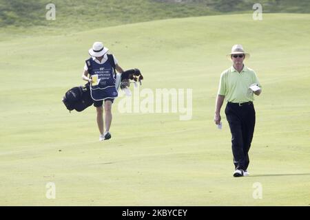 Tom Kite des États-Unis (R), qui se déplace après 18th t-shirts de salle lors du premier tour du championnat PGA Tour Songdo IBD au club de golf Jack Nicklaus à Incheon, à l'ouest de Séoul, le 16 septembre 2011, Corée du Sud. (Photo de Seung-il Ryu/NurPhoto) Banque D'Images