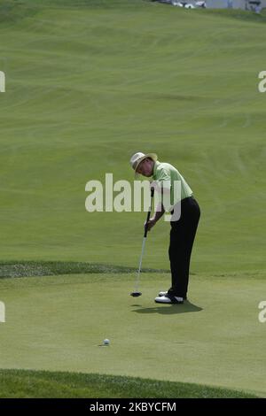 Tom Kite of USA, 18th hall mettant pendant le PGA Tour Songdo IBD championnat premier tour au club de golf Jack Nicklaus à Incheon, à l'ouest de Séoul, le 16 septembre 2011, Corée du Sud. (Photo de Seung-il Ryu/NurPhoto) Banque D'Images