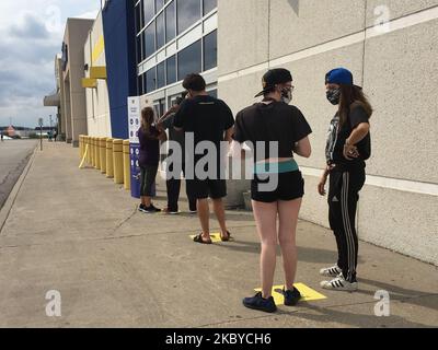 Les acheteurs pratiquent la distanciation sociale (distanciation physique) en attendant d'entrer dans un magasin Best Buy pour acheter des articles de dernière minute de retour à l'école alors que les élèves se préparent à retourner à l'école demain après le nouveau confinement du coronavirus (COVID-19) à Richmond Hill, Ontario, Canada, sur 07 septembre 2020. (Photo de Creative Touch Imaging Ltd./NurPhoto) Banque D'Images