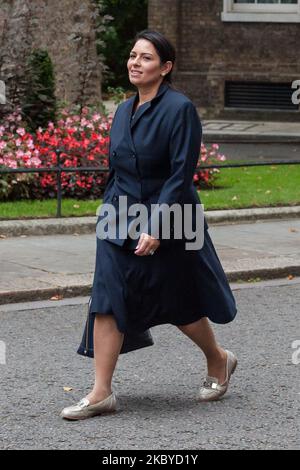 Priti Patel, secrétaire d'État au ministère de l'intérieur, arrive à Downing Street, dans le centre de Londres, pour assister à la réunion du Cabinet qui s'est tenue temporairement au Foreign Office pour se conformer aux directives de distanciation sociale en raison de la pandémie du coronavirus, le 08 septembre 2020 à Londres, en Angleterre. (Photo de Wiktor Szymanowicz/NurPhoto) Banque D'Images