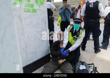 La police a arrêté un activiste de la rébellion d'extinction lors d'une manifestation devant les bureaux de la compagnie pétrolière Shell exigeant la fin de l'extraction des combustibles fossiles et des réparations pour les communautés touchées par la pollution environnementale causée par les déversements de pétrole dans le delta du Niger, le 08 septembre 2020 à Londres, en Angleterre. (Photo de Wiktor Szymanowicz/NurPhoto) Banque D'Images