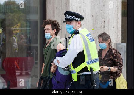 La police a arrêté un activiste de la rébellion d'extinction lors d'une manifestation devant les bureaux de la compagnie pétrolière Shell exigeant la fin de l'extraction des combustibles fossiles et des réparations pour les communautés touchées par la pollution environnementale causée par les déversements de pétrole dans le delta du Niger, le 08 septembre 2020 à Londres, en Angleterre. (Photo de Wiktor Szymanowicz/NurPhoto) Banque D'Images