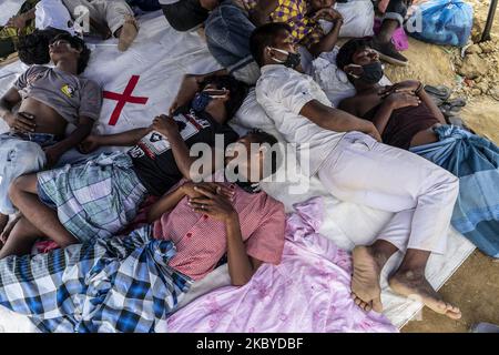 Les réfugiés de Rohingya prennent une pause sous tente dans un abri temporaire à Lhokseumawe, Aceh, Indonésie, sur 8 septembre 2020. Près de 300 personnes Rohingya se sont bloquées sur la plage au large de Lhokseumawe au début du lundi matin. (Photo de Zick Maulana/NurPhoto) Banque D'Images