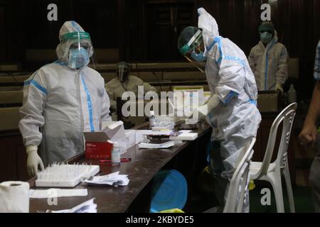 Les travailleurs de la santé dans les combinaisons PPE testent l'infection à Covid-19 en utilisant la méthodologie de l'antigène rapide à la maison de l'Assemblée législative du Bengale occidental pendant aujourd'hui, la maison de l'Assemblée législative du Bengale occidental organise le test COVID-19 à Kolkata, Inde sur 08 septembre,2020.les cas de coronavirus de l'Inde sont maintenant les deuxièmes plus élevés dans le monde et seulement derrière les États-Unis, comme la charge de cas traverse le Brésil . (Photo de Debajyoti Chakraborty/NurPhoto) Banque D'Images