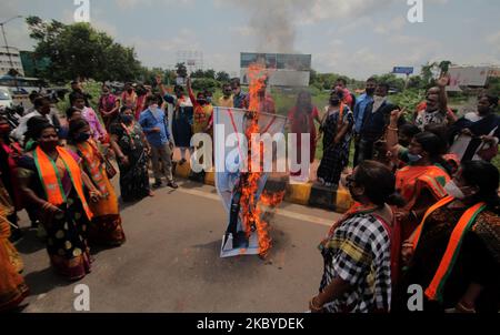 Les activistes des ailes de femmes du parti Bharatiya Janata (BJP) ont manifesté contre le député d'Anubhavv Mohanty (une des célébrités d'Odisha) accusé par sa femme dans les violences domestiques à Odisha, en Inde, sur 8 septembre 2020. (Photo par STR/NurPhoto) Banque D'Images