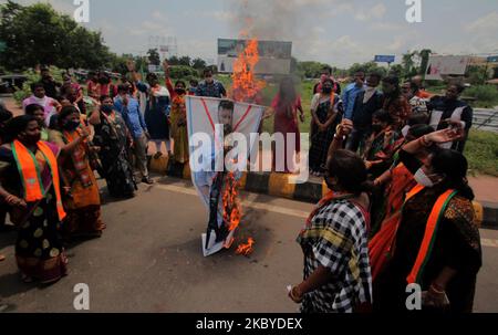 Les activistes des ailes de femmes du parti Bharatiya Janata (BJP) ont manifesté contre le député d'Anubhavv Mohanty (une des célébrités d'Odisha) accusé par sa femme dans les violences domestiques à Odisha, en Inde, sur 8 septembre 2020. (Photo par STR/NurPhoto) Banque D'Images