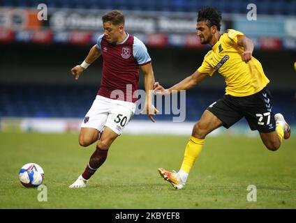 Harrison Ashby de West Ham United U21 prend Harry Kyprianou de Southend United lors du Trophée EFL Southern Group Ainterest Southend United et West Ham United U21 au Roots Hall Stadium , Southend, Royaume-Uni le 08th septembre 2020 (photo par action Foto Sport/NurPhoto) Banque D'Images