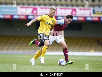 L-R Stephen Humphrys de Southend Unis sous la pression de Conor Coventry de West Ham United U21 pendant le Trophée EFL Southern Group Ainterest Southend United et West Ham United U21 au Roots Hall Stadium , Southend, Royaume-Uni le 08th septembre 2020 (photo par action Foto Sport/NurPhoto) Banque D'Images