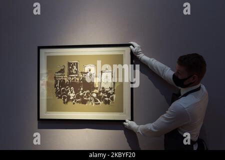 (NOTE DE LA RÉDACTION: Usage éditorial seulement) Un membre du personnel pose avec 'Moreon (Sepia)', sérigraphie en couleurs, 2007, par Banksy (prix de vente estimé ?20 000-30 000) pendant un aperçu de presse à Christie's sur 09 septembre 2020 à Londres, Angleterre. (Photo de Wiktor Szymanowicz/NurPhoto) Banque D'Images