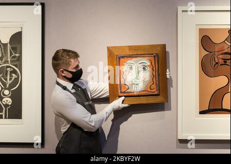 (NOTE DE LA RÉDACTION: Usage éditorial seulement) Un membre du personnel détient 'visite aux cheveux boucles (A.R. 573)' plaque de terre cuite, conçue en décembre 1968 - janvier 1969, par Pablo Picasso (prix de vente estimé ?6 000-8 000) lors d'un aperçu de la vente en ligne 'Picasso Ceramicss', qui se tiendra du 3 au 17 septembre, à Christie's on 09 septembre 2020 à Londres, en Angleterre. (Photo de Wiktor Szymanowicz/NurPhoto) Banque D'Images