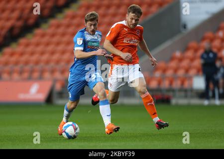 Barrow Luke James en action avec Jordan Thorniley de Blackpool lors du match de Trophée EFL entre Blackpool et Barrow à Bloomfield Road, Blackpool, Angleterre, sur 8 septembre 2020. (Photo de Mark Fletcher/MI News/NurPhoto) Banque D'Images