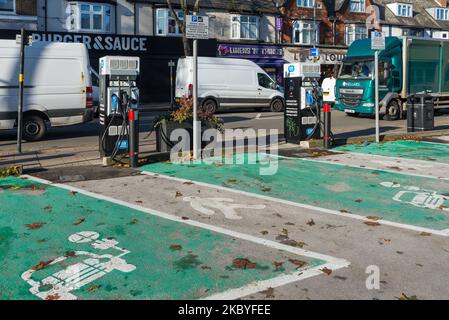 Point de recharge de véhicule électrique à Kings Heath, Birmingham, Royaume-Uni Banque D'Images