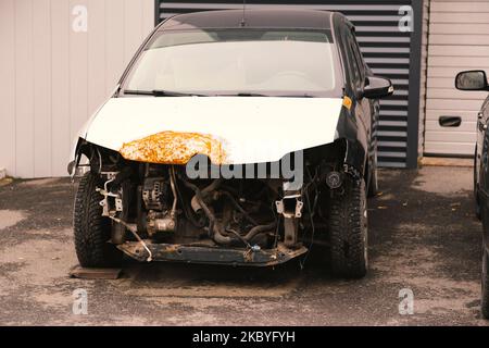 La voiture après l'accident. Voiture cassée. La carrosserie de la voiture est endommagée à la suite d'un accident. Bosses sur la carrosserie de la voiture après une collision sur la haute Banque D'Images