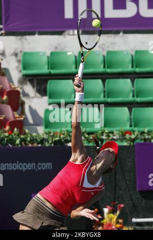 Julia Goerges d'Allemagne servir à Eleni Daliilidou de Grèce (pas de photo) le jour 3in le Hansol Korea Open tennis deuxième tour au centre de tennis du parc Olymoic à Seestern Séoul le 22 septembre 2011, Corée du Sud. Julia Goerges a gagné en droit 4-6, 5-7. (Photo de Seung-il Ryu/NurPhoto) Banque D'Images