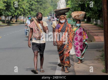 Les travailleurs salariés quotidiens portent un masque de protection lorsqu'ils se dirigent vers leur lieu de travail après un verrouillage de détente dans la capitale de l'État indien de l'est, Bhubaneswar, sur 10 septembre 2020. (Photo par STR/NurPhoto) Banque D'Images