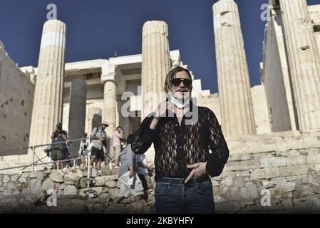 Mickey Rourke visite l'Acropole à Athènes avant de filmer un nouveau drame Homme de Dieu par Yelena Popovic un film sur le grec saint Nektarios d'Aegina, dans lequel Rourke prend le rôle de 'homme paralysé' , sur 10 septembre 2020. (Photo de Panayotis Tzamaros/NurPhoto) Banque D'Images