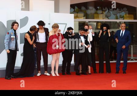 Mala Emde, Noah Saavedra, Luisa-Céline Gaffron, Hussein Eliraqui, Julia von Heinz, Alberto Barbera se promènera le tapis rouge devant le film ''un Morgen Die Ganze Welt'' (et demain le monde entier) au Festival du film de Venise de 77th sur 10 septembre 2020 à Venise, en Italie. (Photo de Matteo Chinellato/NurPhoto) Banque D'Images