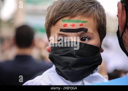 Un jeune syrien lors d'une manifestation contre le président Bachar el-Assad dans la ville d'Idlib, dans la province éponyme du nord-ouest, sur 11 septembre 2020. (Photo par Muhammad al-Rifai/NurPhoto) Banque D'Images