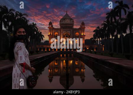 Fille posant devant le tombeau de Safdarjang, New Delhi, Inde Banque D'Images