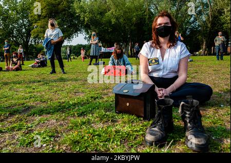 Une femme est assise sur l'herbe sans ses chaussures tout en écoutant les discours, lors de la manifestation pour l'évacuation du camp de réfugiés de Moria, qui a eu lieu à Utrecht, sur 11 septembre 2020. (Photo par Romy Arroyo Fernandez/NurPhoto) Banque D'Images