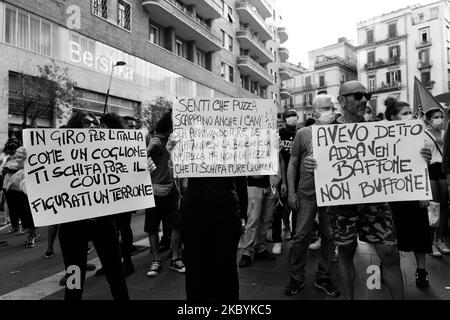 (NOTE DE LA RÉDACTION: L'image a été convertie en noir et blanc) les partisans de l'anti-ligue portant un masque protecteur contre la propagation du coronavirus COVID-19 assistent à un discours du chef du parti d'extrême-droite italien de la Ligue (Lega), Matteo Salvini, dans la course aux prochaines élections régionales de Naples, dans le sud de l'Italie, sur 11 septembre 2020. Photo par Paolo Manzo/NurPhoto) Banque D'Images