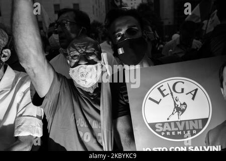 (NOTE DE LA RÉDACTION: L'image a été convertie en noir et blanc) des supporters portant un masque protecteur contre la propagation du coronavirus COVID-19 assistent à un discours du chef du parti d'extrême-droite de la Ligue (Lega) en Italie, Matteo Salvini, dans la course aux prochaines élections régionales à Naples, dans le sud de l'Italie, sur 11 septembre 2020. Photo par Paolo Manzo/NurPhoto) Banque D'Images