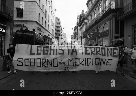 (NOTE DE LA RÉDACTION: L'image a été convertie en noir et blanc) les partisans de l'anti-ligue portant un masque protecteur contre la propagation du coronavirus COVID-19 assistent à un discours du chef du parti d'extrême-droite italien de la Ligue (Lega), Matteo Salvini, dans la course aux prochaines élections régionales de Naples, dans le sud de l'Italie, sur 11 septembre 2020. Photo par Paolo Manzo/NurPhoto) Banque D'Images
