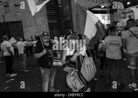 (NOTE DE LA RÉDACTION: L'image a été convertie en noir et blanc) des supporters portant un masque protecteur contre la propagation du coronavirus COVID-19 assistent à un discours du chef du parti d'extrême-droite de la Ligue (Lega) en Italie, Matteo Salvini, dans la course aux prochaines élections régionales à Naples, dans le sud de l'Italie, sur 11 septembre 2020. Photo par Paolo Manzo/NurPhoto) Banque D'Images