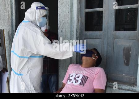 Un travailleur de la santé indien prélève un échantillon d'écouvillonnage nasal pour vérifier la présence de COVID-19 dans le district de Nagaon, dans l'État du nord-est d'Assam, en Inde, au 12 septembre 2020 (photo d'Anuwar Hazarika/NurPhoto) Banque D'Images