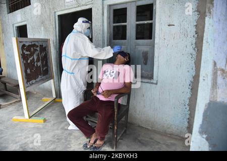 Un travailleur de la santé indien prélève un échantillon d'écouvillonnage nasal pour vérifier la présence de COVID-19 dans le district de Nagaon, dans l'État du nord-est d'Assam, en Inde, au 12 septembre 2020 (photo d'Anuwar Hazarika/NurPhoto) Banque D'Images