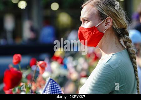 Une femme portant un masque est vue payer des respects lors d'un service commémoratif de 9/11 au Musée national du 11 septembre sur 11 septembre 2020 à New York. La cérémonie pour se souvenir de ceux qui ont été tués dans les attaques terroristes il y a 19 ans sera modifiée cette année afin de respecter les précautions de sécurité autour de la transmission COVID-19. (Photo de John Nacion/NurPhoto) Banque D'Images