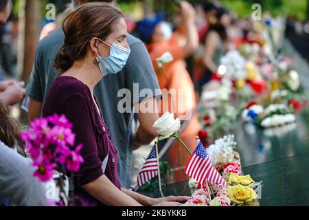 Une femme, portant un masque, est vue payer ses respects lors d'un service commémoratif de 9/11 au Mémorial national des 11 septembre et musée sur 11 septembre 2020 à New York. La cérémonie pour se souvenir de ceux qui ont été tués dans les attaques terroristes il y a 19 ans sera modifiée cette année afin de respecter les précautions de sécurité autour de la transmission COVID-19. (Photo de John Nacion/NurPhoto) Banque D'Images