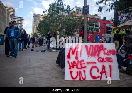 Les manifestants se rassemblent pour protester contre l'assassinat causé par les policiers de Javier Ordonez en septembre 8, les manifestations se sont multipliées par des affrontements entre policiers et manifestants. Le 11 2020 septembre, à Bogota, Colombie. Dans les dernières nouvelles, la nécropsie de Javier Ordonez a montré 9 fractures du crâne que lorsqu'il a été perpétré dans un poste de police après qu'il a été tassé avec un pistolet taser quelques instants avant sa mort. (Photo par Sebastian Barros/NurPhoto) Banque D'Images