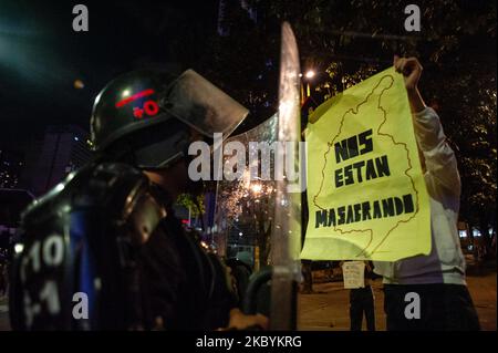 Les manifestants se rassemblent pour protester contre l'assassinat causé par les policiers de Javier Ordonez en septembre 8, les manifestations se sont multipliées par des affrontements entre policiers et manifestants. Le 11 2020 septembre, à Bogota, Colombie. Dans les dernières nouvelles, la nécropsie de Javier Ordonez a montré 9 fractures du crâne que lorsqu'il a été perpétré dans un poste de police après qu'il a été tassé avec un pistolet taser quelques instants avant sa mort. (Photo par Sebastian Barros/NurPhoto) Banque D'Images