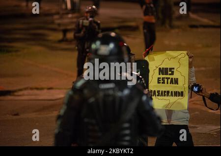 Les manifestants se rassemblent pour protester contre l'assassinat causé par les policiers de Javier Ordonez en septembre 8, les manifestations se sont multipliées par des affrontements entre policiers et manifestants. Le 11 2020 septembre, à Bogota, Colombie. Dans les dernières nouvelles, la nécropsie de Javier Ordonez a montré 9 fractures du crâne que lorsqu'il a été perpétré dans un poste de police après qu'il a été tassé avec un pistolet taser quelques instants avant sa mort. (Photo par Sebastian Barros/NurPhoto) Banque D'Images