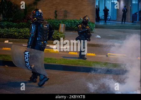 Les manifestants se rassemblent pour protester contre l'assassinat causé par les policiers de Javier Ordonez en septembre 8, les manifestations se sont multipliées par des affrontements entre policiers et manifestants. Le 11 2020 septembre, à Bogota, Colombie. Dans les dernières nouvelles, la nécropsie de Javier Ordonez a montré 9 fractures du crâne que lorsqu'il a été perpétré dans un poste de police après qu'il a été tassé avec un pistolet taser quelques instants avant sa mort. (Photo par Sebastian Barros/NurPhoto) Banque D'Images