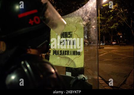 Les manifestants se rassemblent pour protester contre l'assassinat causé par les policiers de Javier Ordonez en septembre 8, les manifestations se sont multipliées par des affrontements entre policiers et manifestants. Le 11 2020 septembre, à Bogota, Colombie. Dans les dernières nouvelles, la nécropsie de Javier Ordonez a montré 9 fractures du crâne que lorsqu'il a été perpétré dans un poste de police après qu'il a été tassé avec un pistolet taser quelques instants avant sa mort. (Photo par Sebastian Barros/NurPhoto) Banque D'Images