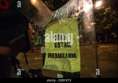 Les manifestants se rassemblent pour protester contre l'assassinat causé par les policiers de Javier Ordonez en septembre 8, les manifestations se sont multipliées par des affrontements entre policiers et manifestants. Le 11 2020 septembre, à Bogota, Colombie. Dans les dernières nouvelles, la nécropsie de Javier Ordonez a montré 9 fractures du crâne que lorsqu'il a été perpétré dans un poste de police après qu'il a été tassé avec un pistolet taser quelques instants avant sa mort. (Photo par Sebastian Barros/NurPhoto) Banque D'Images