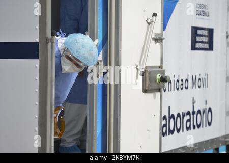 Un médecin attend qu'un patient passe le test COVID-19 à Ciudad Vieja Sacatepequez, à 50 kilomètres à l'ouest du Guatemala, sur 12 septembre 2020. Le ministère de la Santé a mis en place le laboratoire mobile en raison de la faible fréquentation des hôpitaux pour passer le test. Au cours de la pandémie, 81 009 cas et 2 929 décès ont été enregistrés. (Photo de Deccio Serrano/NurPhoto) Banque D'Images