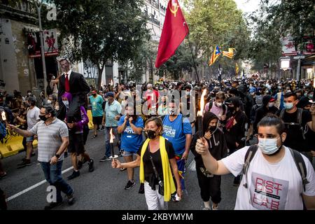 Des membres des Comités de défense de la République (CDR) manifestent dans les rues de Barcelone, brûlant une figure du Roi d'Espagne, Felipe VI, lors de la journée nationale de Catalogne, à Barcelone, Catalogne, Espagne, le 11 septembre 2020 (photo d'Albert Llop/NurPhoto) Banque D'Images