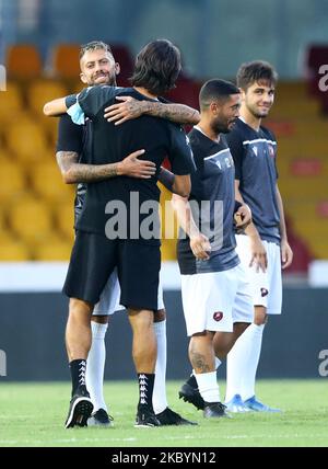 Salutations entre Filippo Inzaghi entraîneur de SC Benevento et Jeremy Menez de SC Reggina pendant le match de football amical SC Benevento / SC Reggina au stade Vigorito à Benevento, Italie sur 12 septembre 2020 (photo de Matteo Ciambelli/NurPhoto) Banque D'Images