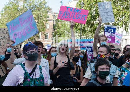 Les personnes transgenres et leurs partisans manifestent devant Downing Street lors de la deuxième marche de protestation Trans Pride à Londres pour l'égalité le 12 septembre 2020 à Londres, en Angleterre. Les manifestants exigent une reconnaissance juridique pour les personnes non binaires, la fin des chirurgies non consensuelles sur les personnes intersexuées et une réforme progressive de la loi britannique sur la reconnaissance du genre – la loi qui régit la façon dont les hommes et les femmes adultes trans obtiennent une reconnaissance légale de leur sexe. (Photo de Wiktor Szymanowicz/NurPhoto) Banque D'Images